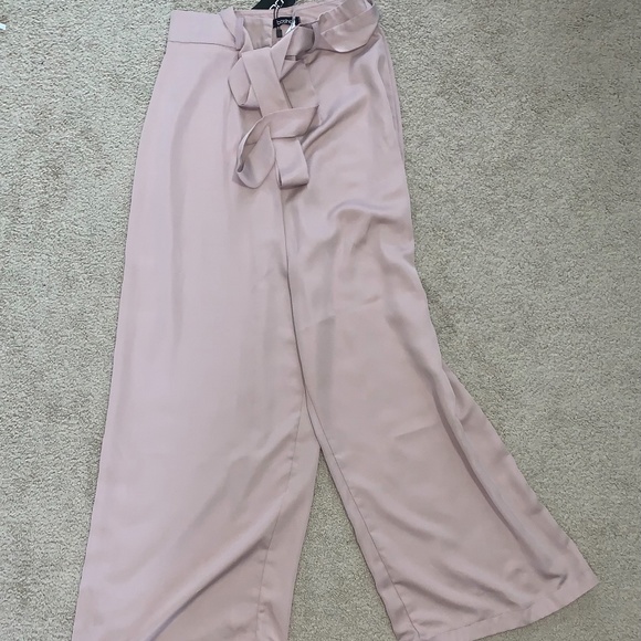 Boohoo Tie Waist Woven Satin Wide Leg Trouser - Picture 2 of 3